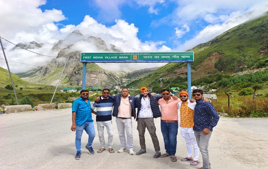 Group photo of Manchala Mushafir at Mana village